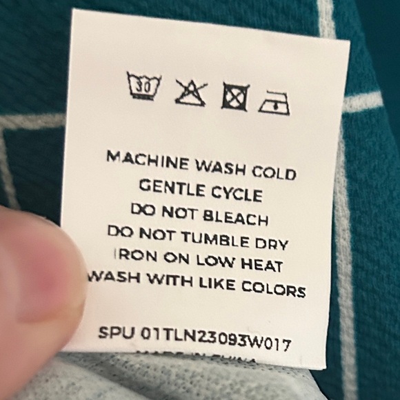 BLOOMCHIC Teal and White Checkered Top Puff Sleeves Size 18/20 New With Tags - Picture 7 of 11